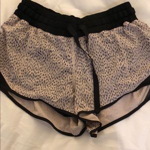 Lulu light pink/black speckled hotty hot short